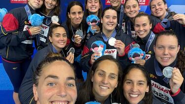 FUKUOKA (JAPÓN), 28/07/2023.- Las jugadoras de la selección femenina de waterpolo posan con la plata, este viernes en Fukuoka (Japón). El cara o cruz de los penaltis condenó al equipo femenino español de waterpolo , que cayó por 17-16 (5-4), después de que las de Miki Oca hubieran equilibrado un 10-7 en contra en el último cuarto para forzar la tanda de penas máximas con el 12-12. Las neerlandesas, que han ganado todos los partidos del campeonato, incluidos los dos contra España, dominaron durante buena parte del juego, pero la reacción final de las españolas hicieron concebir esperanzas de victoria.
