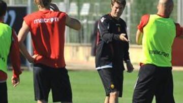 <b>NO SE FÍA. </b>El técnico danés, dando instrucciones a sus jugadores para preparar el próximo partido.