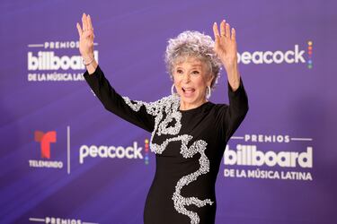 Rosa Dolores Alverío, conocida mundialmente como Rita Moreno, nació el 11 de diciembre de 1931 en Humacao, Puerto Rico. Actriz, cantante y bailarina puertorriqueña, pionera en Hollywood y una de las pocas artistas en lograr el 'EGOT' (Emmy, Grammy, Oscar y Tony). Es conocida por sus papeles en 'West Side Story'(1961), 'El rey y yo' (1956) y 'Oz' (1997-2003). Su carrera abarca más de siete décadas, y ha sido una figura clave en la representación latina en el cine y la televisión.

En junio de 2025 recibió el título de Doctor Honoris Causa en Artes por la Universidad de Harvard, reconociendo su legado artístico. A sus 93 años, sigue lúcida, activa y emocionada por los homenajes que continúa recibiendo.
