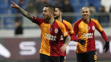 Galatasaray derrotó 3-0 a Kasimpasa y se acercó a la punta en al Liga de Turquía.