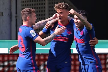 Marcos Llorente celebra con sus compañeros el 0-1 al Elche. 