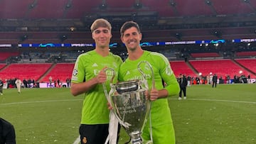 Fran Gonz¨¢lez y Courtois, en la celebraci¨®n de la 15 en Wembley.