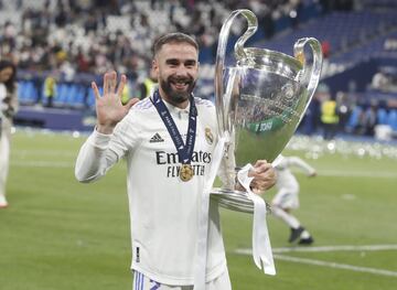 Carvajal celebra su quinta Champions con el Real Madrid.