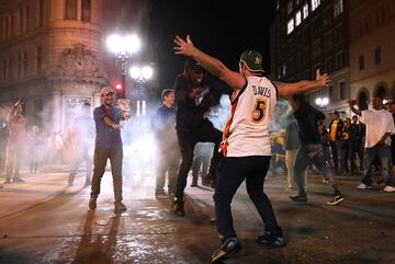Aficionados bailando en las calles de Oakland.