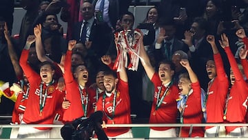 Soccer Football - Carabao Cup - Final - Manchester United v Newcastle United - Wembley Stadium, London, Britain - February 26, 2023  Manchester United's Bruno Fernandes and Harry Maguire lift the trophy as they celebrate with teammates after winning the Carabao Cup REUTERS/Hannah Mckay EDITORIAL USE ONLY. No use with unauthorized audio, video, data, fixture lists, club/league logos or 'live' services. Online in-match use limited to 75 images, no video emulation. No use in betting, games or single club /league/player publications.  Please contact your account representative for further details.