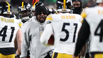 PHILADELPHIA, PENNSYLVANIA - DECEMBER 15: Head coach Mike Tomlin of the Pittsburgh Steelers reacts during the first quarter against the Philadelphia Eagles at Lincoln Financial Field on December 15, 2024 in Philadelphia, Pennsylvania. Emilee Chinn/Getty Images/AFP (Photo by Emilee Chinn / GETTY IMAGES NORTH AMERICA / Getty Images via AFP)