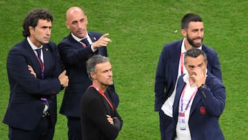 Rubiales, en el centro, junto a Molina, Luis Enrique y sus colaboradores.