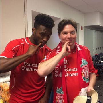 El actor, productor de cine y comediante canadiense es apasionado por los colores del Liverpool, aquí podemos verlo junto a Daniel Sturridge tras un partido. 