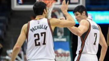 Ersan Ilyasova es felicitado por Zaza Pachulia.