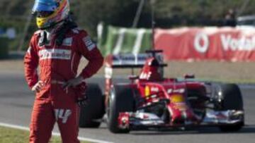 Fernando Alonso con el F14 T de fondo.
