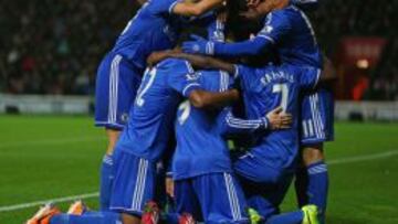 Los jugadores del Chelsea celebran el gol de Torres.