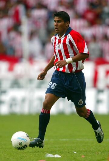 Canterano de las Chivas, de donde salió en 2006 con destino al PSV de los Países Bajos y después al Fulham de Inglaterra. Al finalizar su etapa en Europa regresó a la Liga MX con los Tigres. Aunque luego de tres años con los de la UANL regresó al Rebaño, los rojiblancos no fueron quienes lo repatriaron al fútbol azteca.