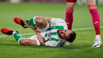 Pezzella, en el césped durante un lance del Betis-Dinamo de Zagreb.