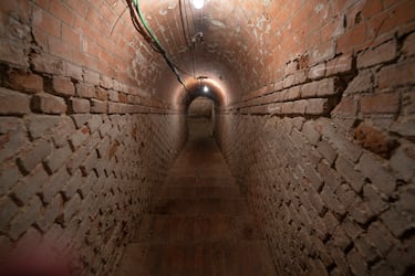 Construido en 1936 y finalizado en diciembre de 1938, este refugio subterráneo se encuentra a ocho metros de profundidad y consta de cinco galerías abovedadas de ladrillo visto, con capacidad para albergar hasta 275 personas. En 2022, el Ayuntamiento de Madrid incorporó el refugio al programa de visitas guiadas "Pasea Madrid", permitiendo al público explorar este testimonio histórico de la Guerra Civil.