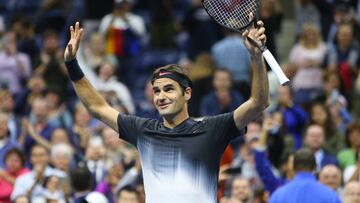 Roger Federer celebra su victoria ante Frances Tiafoe oen su debut en el U.S. Open en el USTA Billie Jean King National Tennis Center.