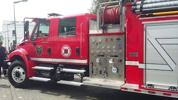 Entre amigos, sirenas y agua un bombero pide matrimonio en calles de Colima