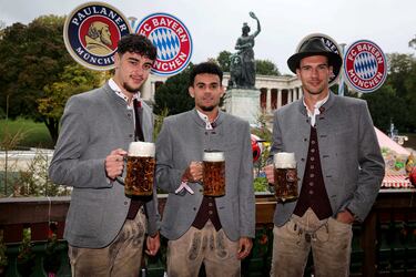 Aleksandar Pavlovic con Luis Díaz and Leon Goretzka durante la fiesta del Oktoberfest celebrada en Múnich.