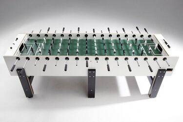 Este futbolín 'Lettner Evolution XXL' para ocho jugadores fabricado por Lettner está diseñado con materiales de calidad. Está pensado para torneos aunque por su estilo también decoraría cualquier estancia. Su precio ronda los 3.000 euros. 