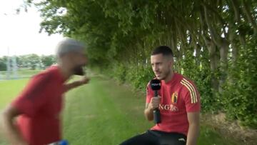 Carrasco interrumpe entrevista de Hazard con un cántico