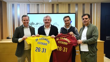 CÁDIZ, 02/03/2026.-El estadio 'Nuevo Mirandilla', donde juega sus partidos el Cádiz y que desde 1955 a 2021 fue el 'Ramón de Carranza', se denominará a partir de ahora 'JP Financial', tras el acuerdo de patrocinio firmado por cinco años entre la entidad cadista con la firma comercial. Durante el acto oficial de presentación, Javier Rumbo (2d), CEO y fundador de JP Financial, indicó que el acuerdo va mucho más allá de un patrocinio y que es una apuesta que representa compromiso, profesionalidad y crecimiento sostenible. El presidente del Cádiz, Manuel Vizcaíno (2i), subrayó la importancia estratégica de la alianza y que el acuerdo permitirá seguir creciendo como institución y reforzar el vínculo con Cádiz.- EFE/ Cádiz CF ***SOLO USO EDITORIAL/SOLO DISPONIBLE PARA ILUSTRAR LA NOTICIA QUE ACOMPAÑA (CRÉDITO OBLIGATORIO)***