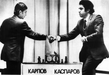 Karpov y Kasparov se saludan en Moscú en 1984.