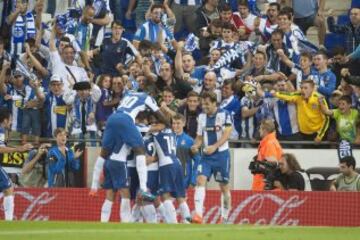 Los jugadores celebran el 2-0 de Stuani. 