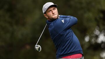 Jon Rahm golpea una bola durante la última jornada del Zozo Championship de Sherwood en Thousand Oaks, California.