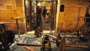 Varios muebles destrozados aparecen a las puertas del pub "The Drunken Ship" en la plaza Campo de Fiori en Roma, Italia, hoy jueves 22 de noviembre de 2012. Diez seguidores del Tottenham Hotspur resultaron heridos, uno de ellos de gravedad, tras ser atacados en la madrugada de hoy mientras festejaban antes del partido de la Liga Europa entre el Tottenham Hotspur y el Lazio, según ha informado la policía. EFE/Massimo Percossi