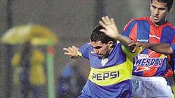 <b>NO CONVENCE.</B> El entorno de Carlos Tévez no gusta en el Atlético.
