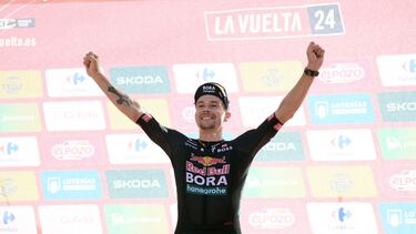 Roglic celebra su victoria en el podio de Cazorla.
