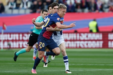 Jugada de la falta de Aritz Gabilondo a Dani Olmo. 