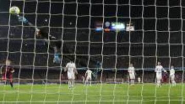 DECISIVO. Keylor, deteniendo a mano cambiada un disparo de Messi el pasado sábado en el Clásico.