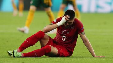 Okay Yokuslu, tumbado en el suelo, durante el partido de la Eurocopa 2020 disputado entre Turqu&iacute;a y Gales. 