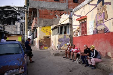 Varias personas hablan afuera de su casa, después de que el presidente estadounidense Donald Trump dijera que Estados Unidos atacó a Venezuela y capturó a su presidente Nicolás Maduro.