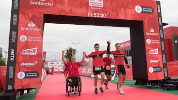 Miguel Indurain, junto a G&oacute;mez Noya, en el triatl&oacute;n de Barcelona.