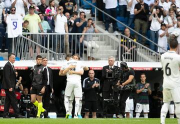 Se marcha, por última vez, el 9 del Real Madrid. Entra en su lugar Modric.
