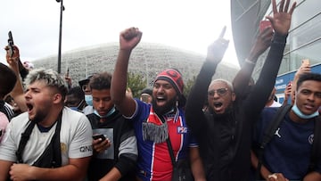 Soccer Football - Fans await the arrival of Lionel Messi in Paris before his expected signing for Paris St Germain - Parc de Princes, Paris, France - August 9, 2021 Fans await the arrival of Lionel Messi at the Parc de Princes before his expected signing 