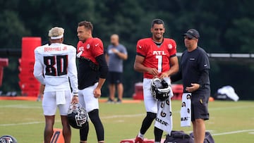 FLOWERY BRANCH, GA - AUGUST 06:  Atlanta Falcons wide receiver Stanley Berryhill (80) confers with Atlanta Falcons quarterback Marcus Mariota (1) and Atlanta Falcons quarterback Desmond Ridder (4) during Saturday morning workouts at the Falcons Training Facility on August 06, 2022, in Flowery Branch, Georgia.  (Photo by David J. Griffin/Icon Sportswire via Getty Images)