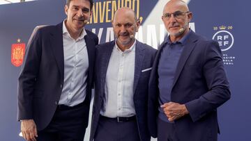 LAS ROZAS (MADRID), 08/07/2025.- Aitor Karanka (i), nuevo director técnico de desarrollo y de la selección absoluta de fútbol, posa junto al presidente de RFEF, Rafael Louzán (c), y al seleccionador Luis de la Fuente (d) durante su presentación en la Ciudad del Futbol de Las Rozas, este martes. EFE/ Javier Lizón