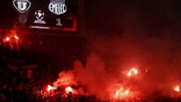 Se encendieron bengalas en el sector de galería sur en el Estadio Nacional