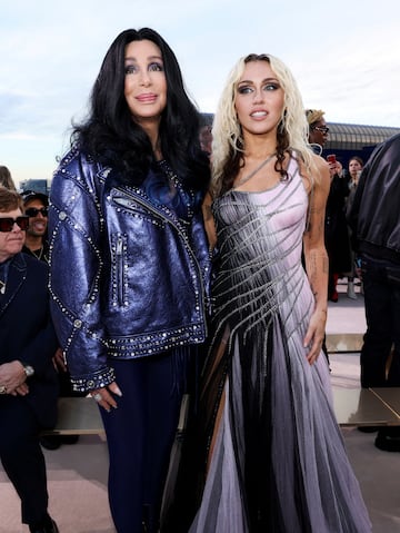 Cher y Miley Cyrus durante la Versace Fall-Winter 2023 celebrada en Los Angeles.