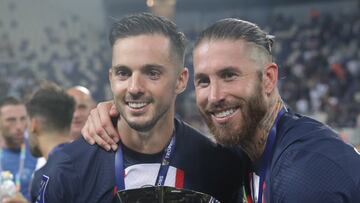 Tel Aviv (Israel), 31/07/2022.- Paris Saint-Germain's Sergio Ramos (R) celebrates with the trophy after winning the French Super Cup match between Paris Saint-Germain and Nantes at Bloomfield stadium in Tel Aviv, Israel, 31 July 2022. EFE/EPA/ABIR SULTAN EPA
