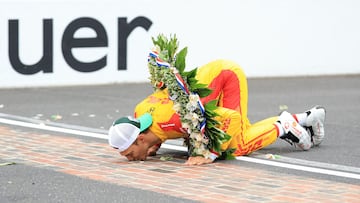 Álex Palou besa la yarda de ladrillos del circuito de Indianápolis.