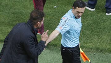 Simeone le protestó así al cuarto árbitro del Atlético-Villarreal.