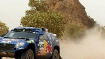 <b>SUMA Y SIGUE.</b> Aunque la victoria final sigue estando imposible, Sainz continúa dejando una grata impresión en su segundo Dakar.