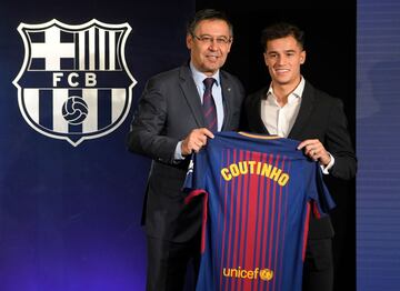 Philippe Coutinho posa con su nueva camiseta junto al presidente del FC Barcelona, Josep María Bartomeu.