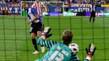 <b>SALVADOR. </b>A la media hora de partido Trezeguet falló un penalti. De Gea adivinó el disparo.