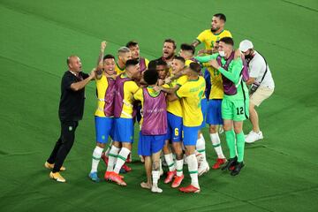 Los jugadores brasileños celebran la medalla de oro. 