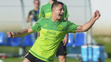 Chicharito entrenando con sus compa&ntilde;eros de la selecci&oacute;n de M&eacute;xico. 