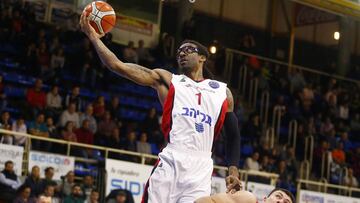 Amare Stoudemire, pívot del Hapoel Jerusalén, anota durante el partido ante el Montakit Fuenlabrada.